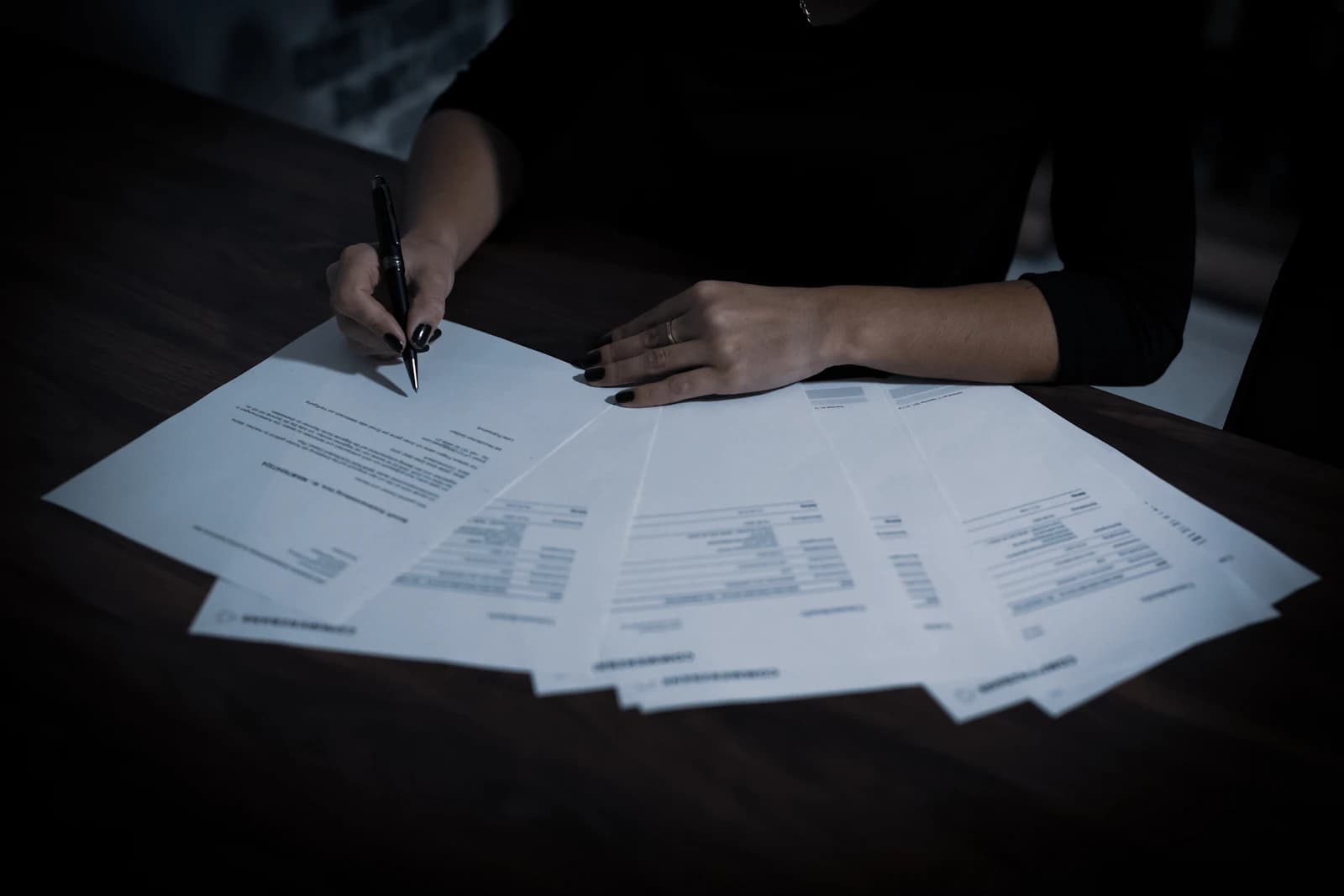 Documentos da empresa sendo assinados sobre a mesa